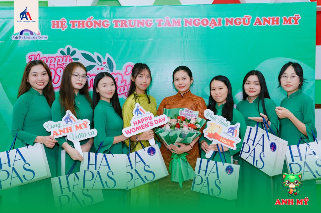 Hình 3: Các bạn nhân viên - giáo viên nữ lưu giữ những khoảnh khắc đáng nhớ trong ngày Quốc tế Phụ nữ tại Anh Mỹ