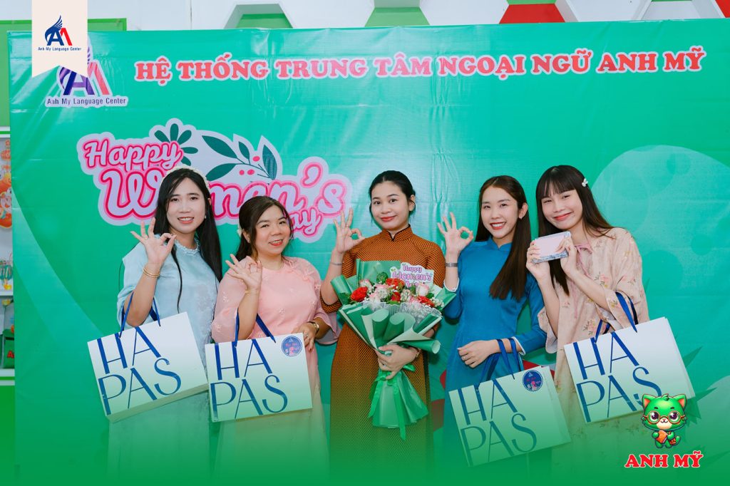 Hình 4: Đại diện Ban Lãnh đạo nhận hoa chúc mừng từ tập thể nhân viên và giáo viên.