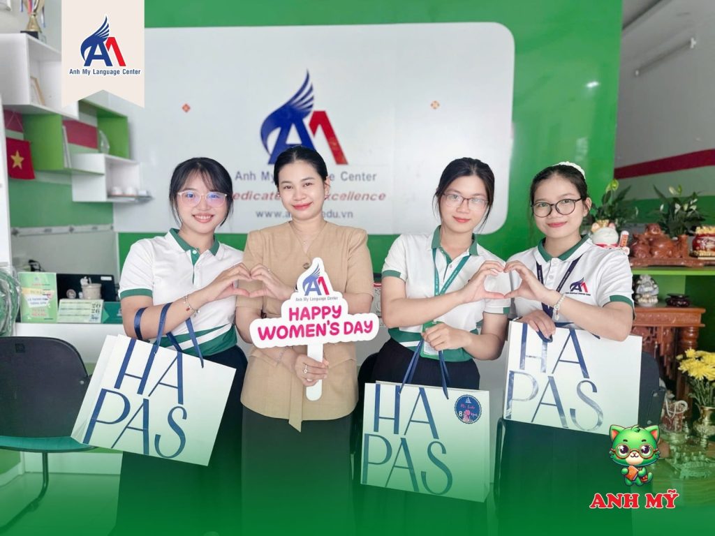 Hình 11: Tập thể nhân viên - giáo viên Anh Mỹ Hồng Ngự chụp ảnh kỷ niệm