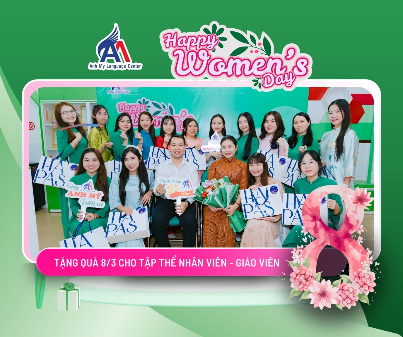 Hình 1: Anh Mỹ trao tặng quà 8/3 cho tập thể giáo viên - nhân viên nữ