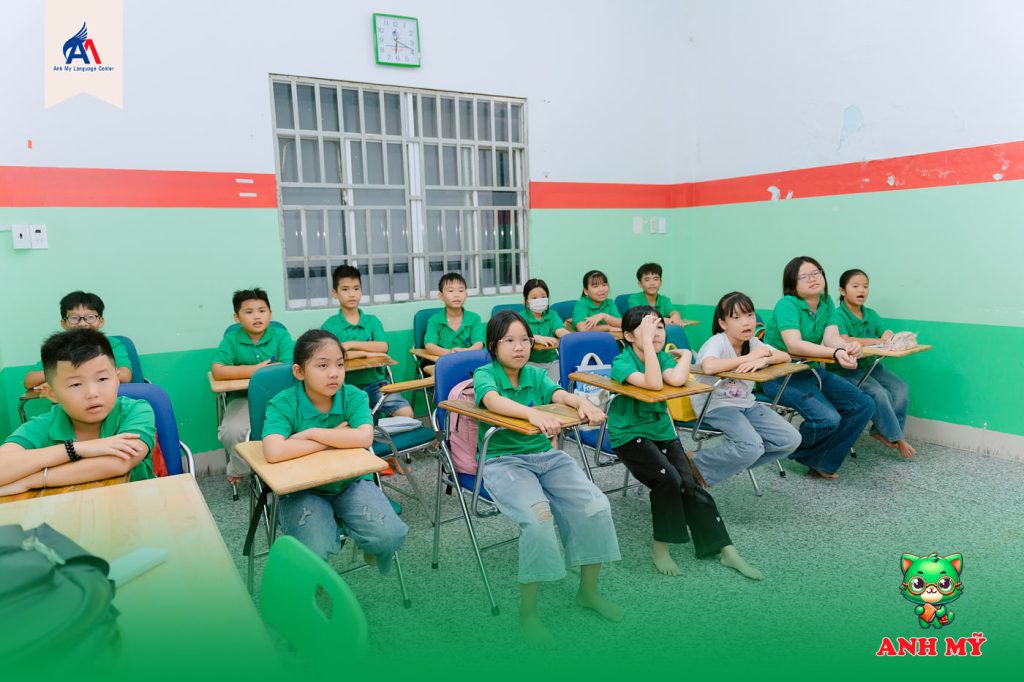 Hình 5: Học viên Anh Mỹ Châu Phú hào hứng tham gia hoạt động làm thiệp và quà tặng nhân ngày 8/3