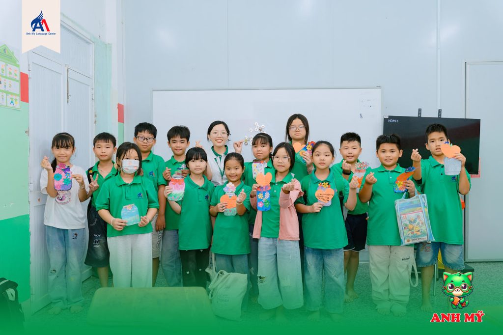 Hình 7: Các bạn học viên cùng nhau sáng tạo và chia sẻ ý tưởng trong giờ học ngoại khóa