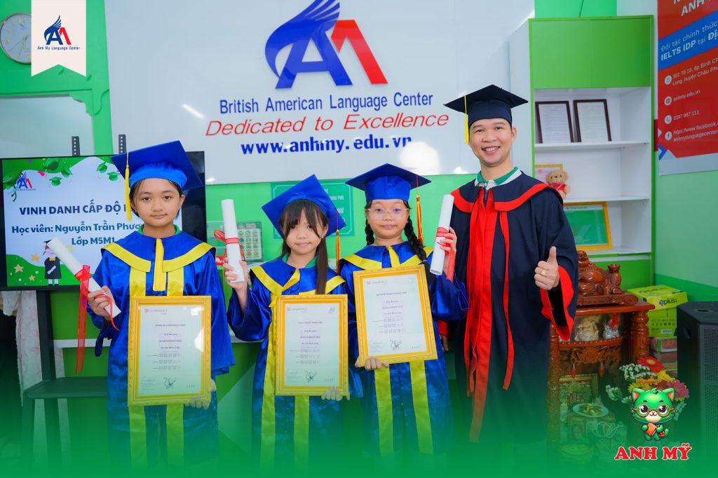 Trao bằng Cambridge Movers cho học viên Anh Mỹ Châu Phú