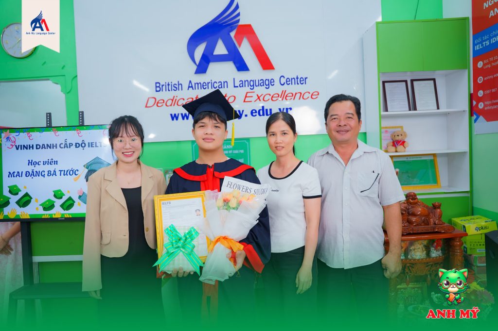 Hình 4: Học viên Mai Đặng Bá Tước chụp ảnh lưu niệm cùng thầy cô và phụ huynh