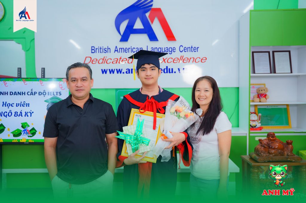 Hình 5: Học viên Ngô Bá Kỳ chụp ảnh lưu niệm cùng phụ huynh