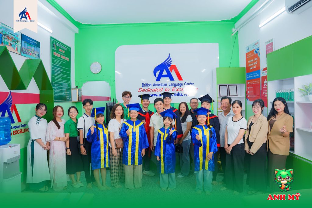 Tập thể cùng chụp ảnh lưu niệm tại buổi lễ phát bằng của Anh Mỹ Châu Phú