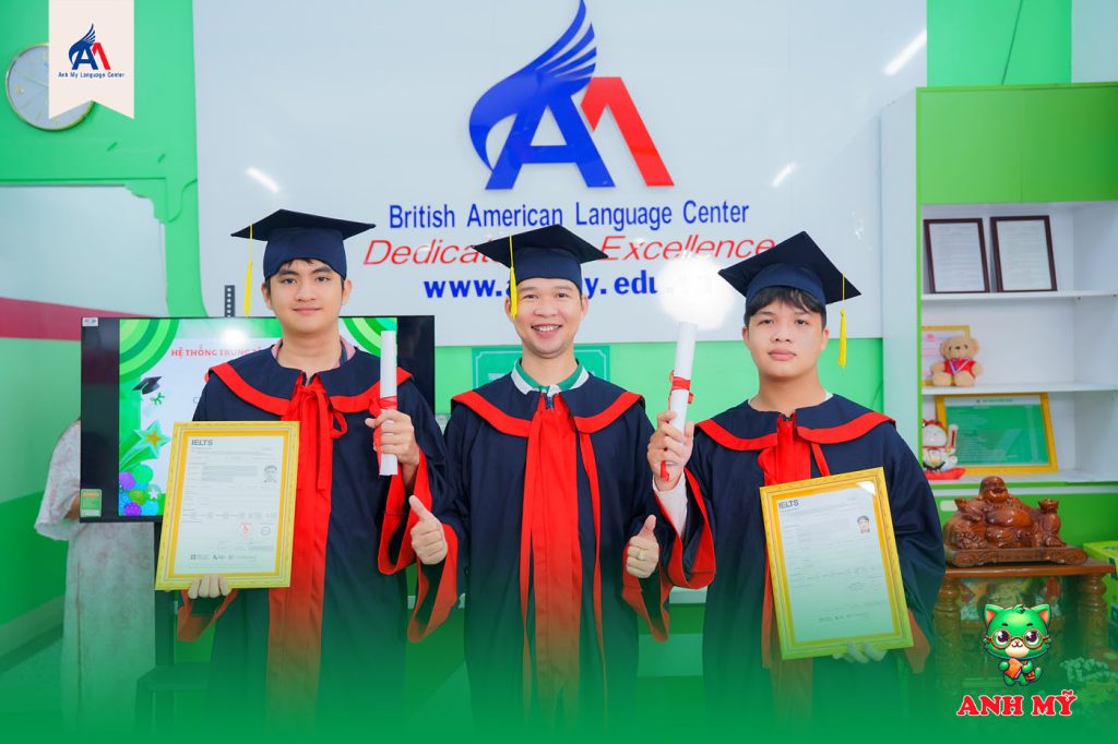 Hình 6: Thầy Steven chụp ảnh cùng 2 bạn học viên xuất sắc