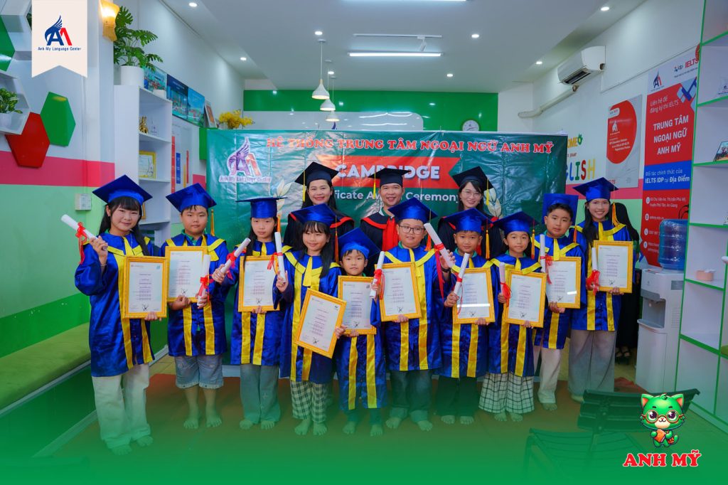 Tập thể cùng chụp ảnh lưu niệm khi bế mạc buổi lễ (Anh Mỹ Phú Tân)