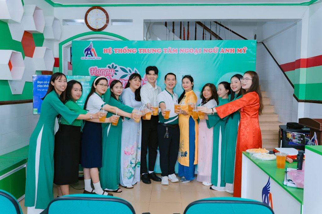 Hình 2: Ban Lãnh đạo và đội ngũ giáo viên Trung Tâm Ngoại Ngữ Anh Mỹ chào đón nhân sự mới gia nhập hệ thống