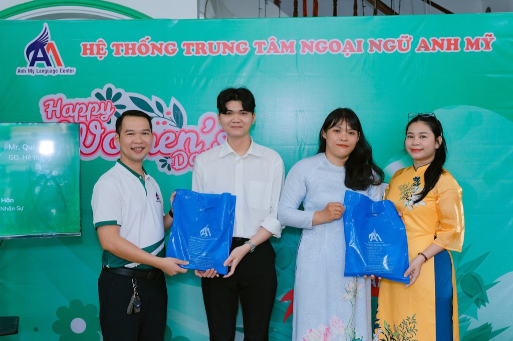 Hình 3: Đại diện Ban Lãnh đạo trao quà chào mừng các giáo viên mới gia nhập đội ngũ Anh Mỹ Tân Châu