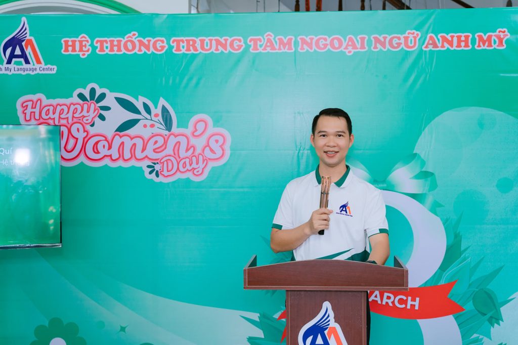 Hình 4: Phát biểu chia sẻ và gửi lời chào mừng từ đại diện Ban Lãnh đạo Hệ Thống Trung Tâm Ngoại Ngữ Anh Mỹ