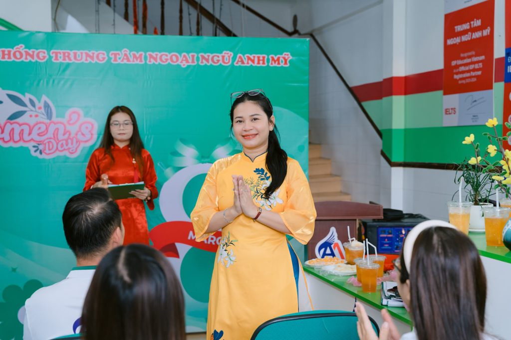 Hình 5: Buổi lễ với sự hiện diện của Giám đốc Nhân sự Hệ Thống Trung Tâm Ngoại Ngữ Anh Mỹ