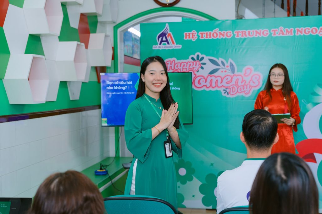 Hình 6: Giới thiệu thành phần tham dự buổi lễ