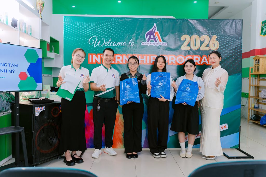Hình 4: Đại diện Trung Tâm Ngoại Ngữ Anh Mỹ trao quà chào mừng cho các thực tập sinh tham gia chương trình Internship Program 2026.