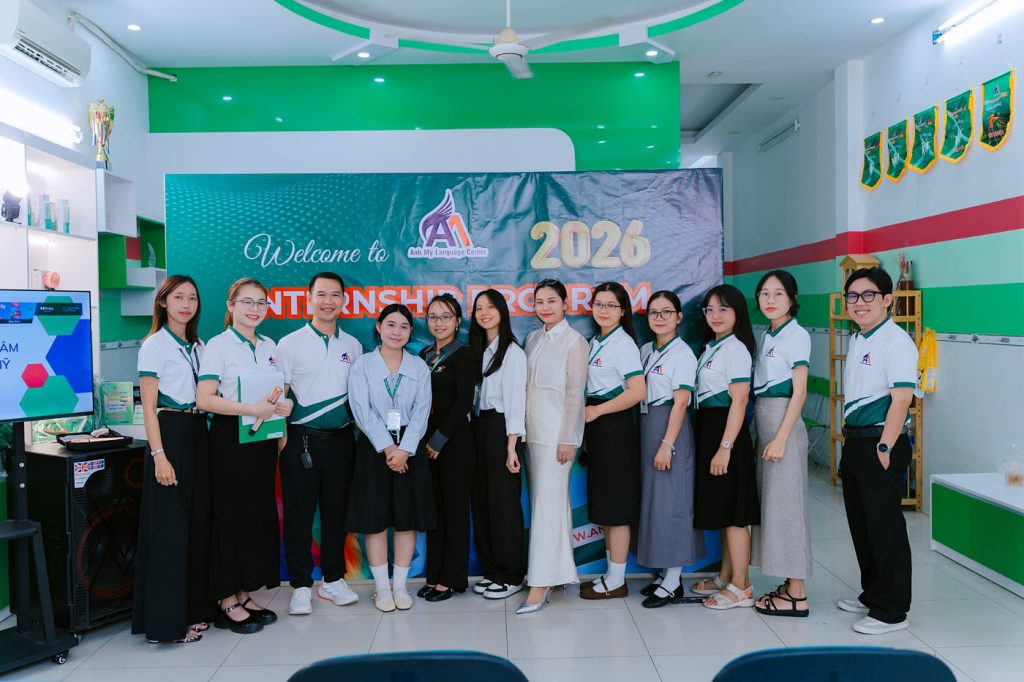 Hình 6: Tập thể giáo viên, nhân viên và các thực tập sinh chụp ảnh lưu niệm trong ngày đầu chương trình Internship Program 2026.