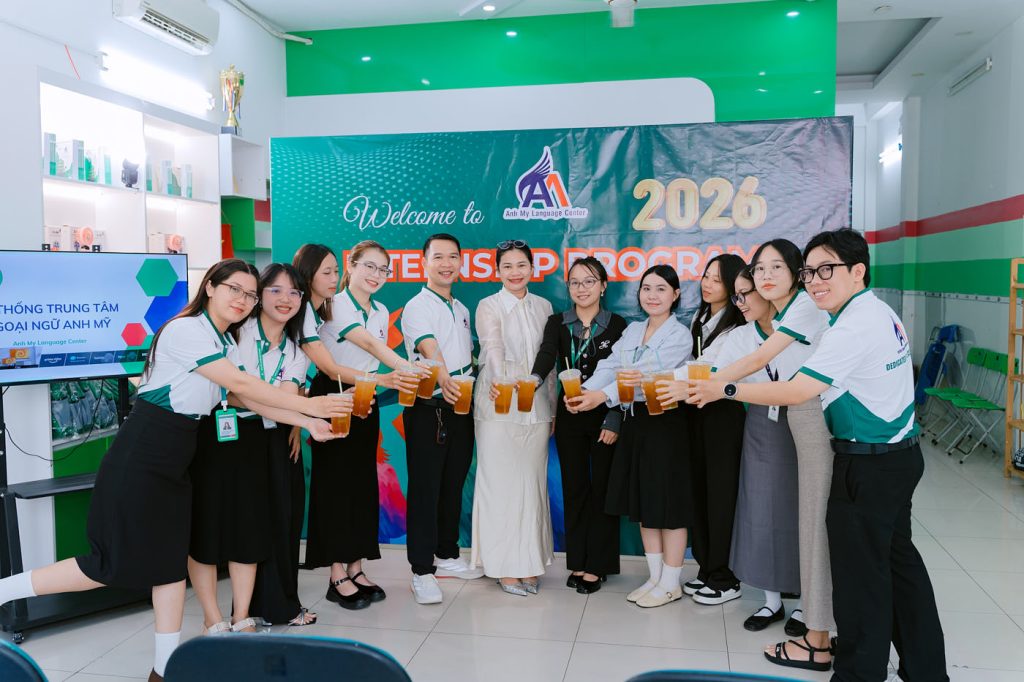 Hình 7: Khoảnh khắc giao lưu thân mật giữa đội ngũ Trung Tâm Ngoại Ngữ Anh Mỹ và các thực tập sinh mới.