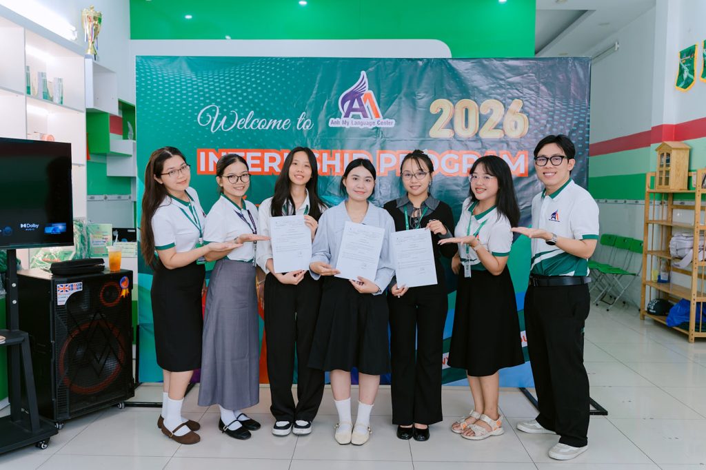 Hình 5: Các thực tập sinh nhận tài liệu và giấy xác nhận tham gia chương trình thực tập tại Trung Tâm Ngoại Ngữ Anh Mỹ.