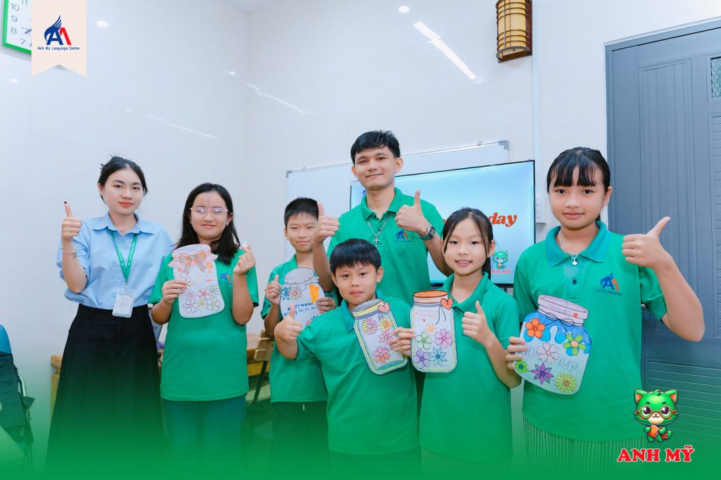 Hình 8: Niềm vui khi hoàn thành sản phẩm thủ công – món quà ý nghĩa dành tặng mẹ và cô