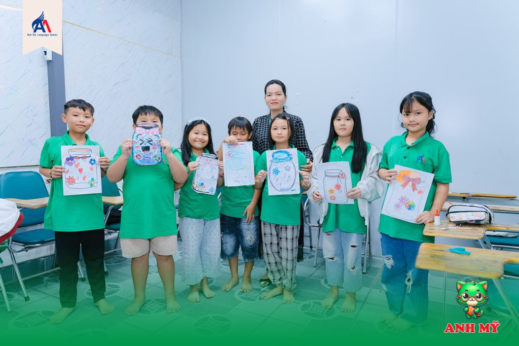 Hình 9: Tập thể học viên Anh Mỹ Phú Tân tự tin giới thiệu sản phẩm trong hoạt động 8/3