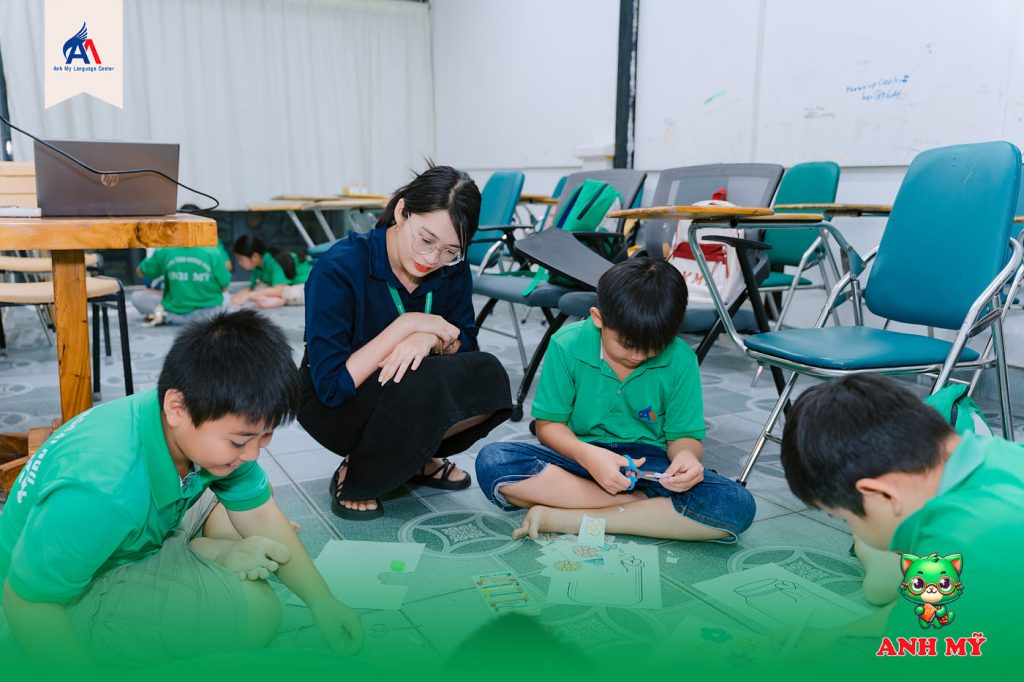 Hình 10: Học viên Anh Mỹ Phú Tân sáng tạo thiệp và tranh tặng mẹ nhân ngày Quốc tế Phụ nữ 8/3