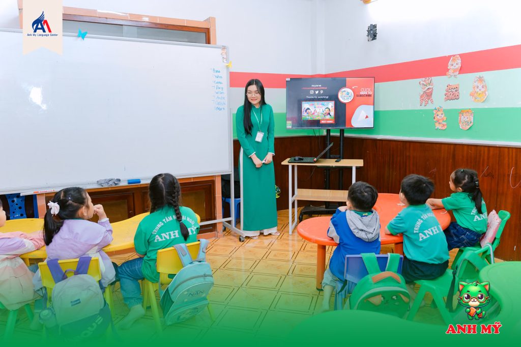 Hình 3: Giáo viên hướng dẫn học viên hoàn thiện sản phẩm trong buổi ngoại khóa 8/3