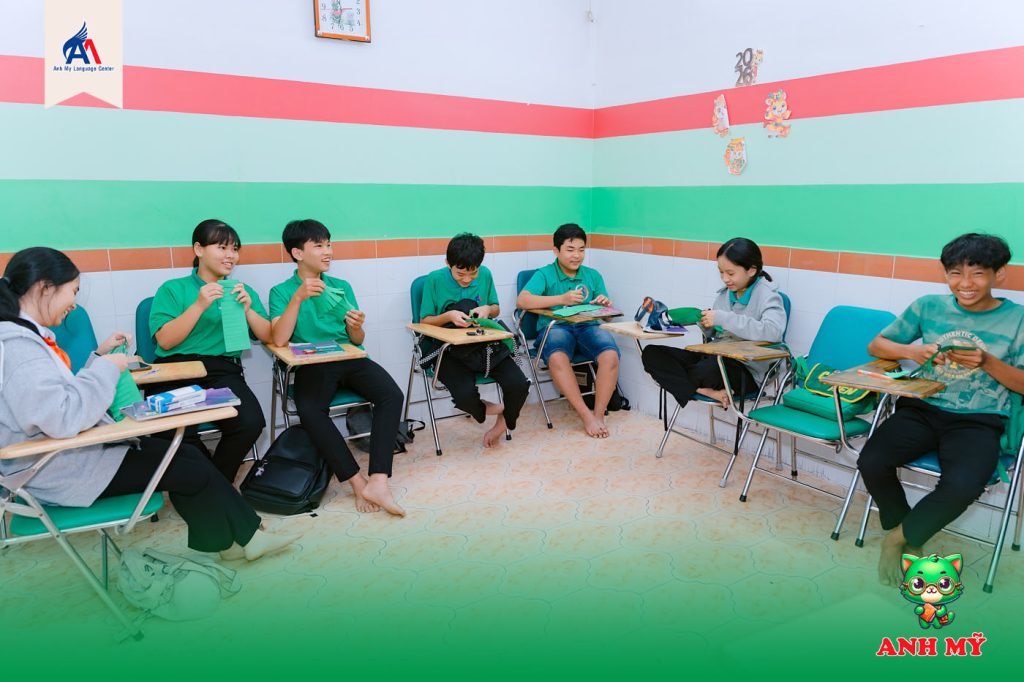 Hình 4: Giờ học tiếng Anh sinh động kết hợp hoạt động trải nghiệm dành cho học viên