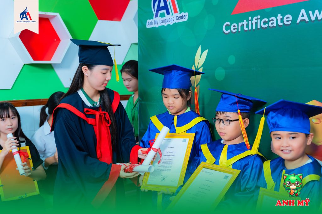 Trao chứng chỉ Starters cho các em học viên đạt thành tích xuất sắc tại Anh Mỹ Tân Châu