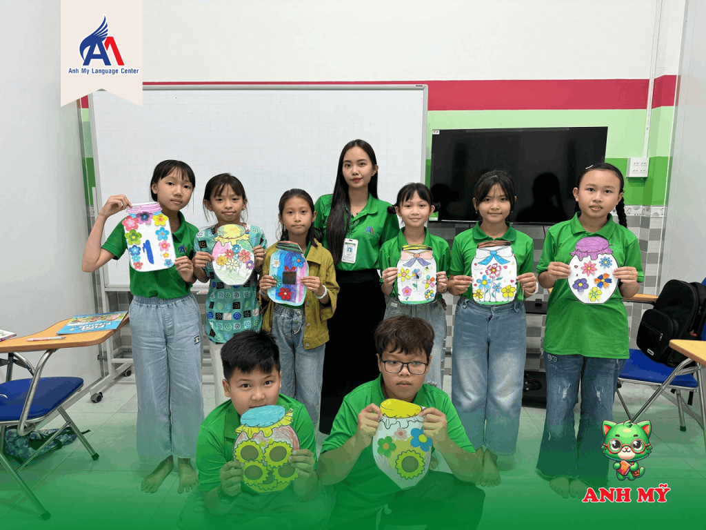 Hình 13: Học viên Anh Mỹ Thường Phước chụp ảnh cùng giáo viên