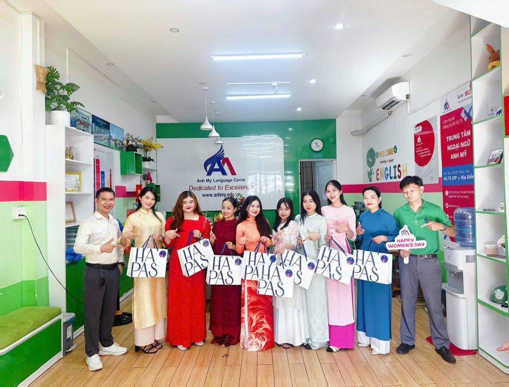 Hình 8: Tặng quà mừng 8/3 cho tập thể giáo viên Anh Mỹ Phú Tân