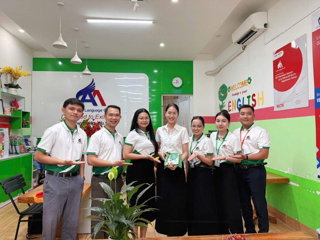 Hình 8: Tập thể cùng chụp ảnh lưu niệm