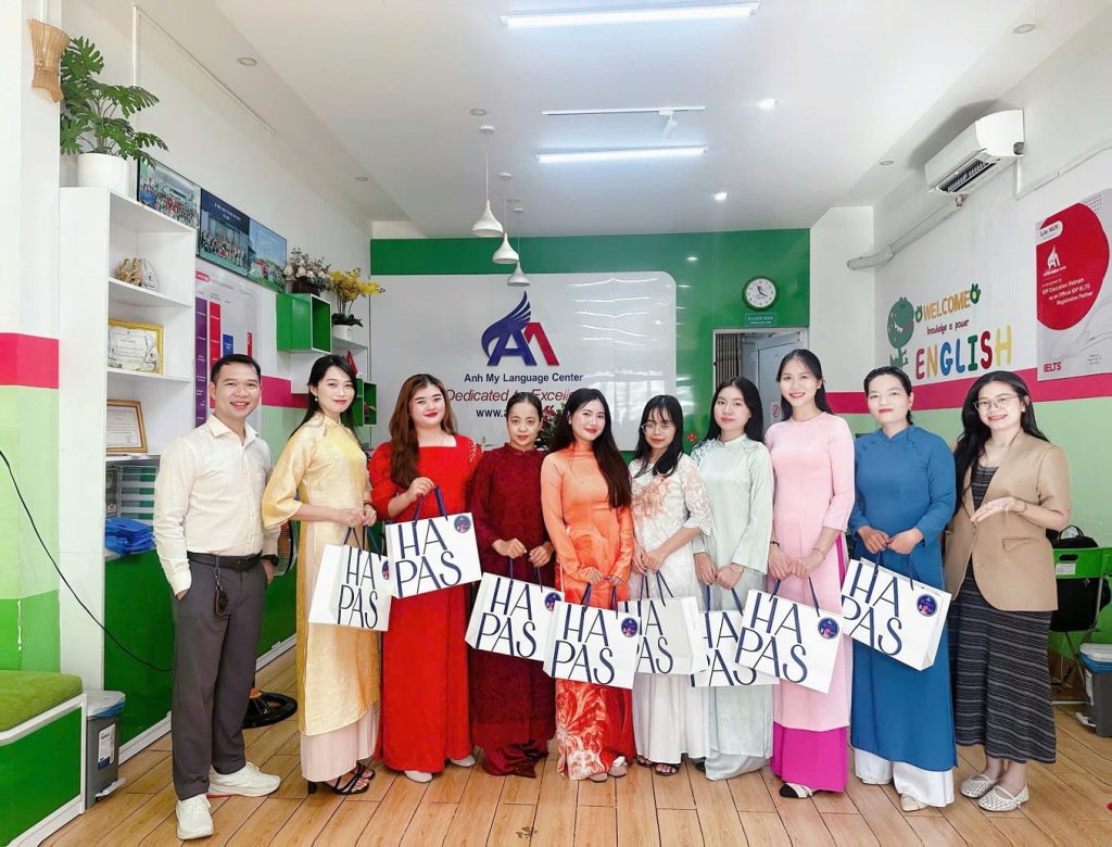 Hình 9: Tập thể Anh Mỹ Phú Tân chụp ảnh lưu niệm