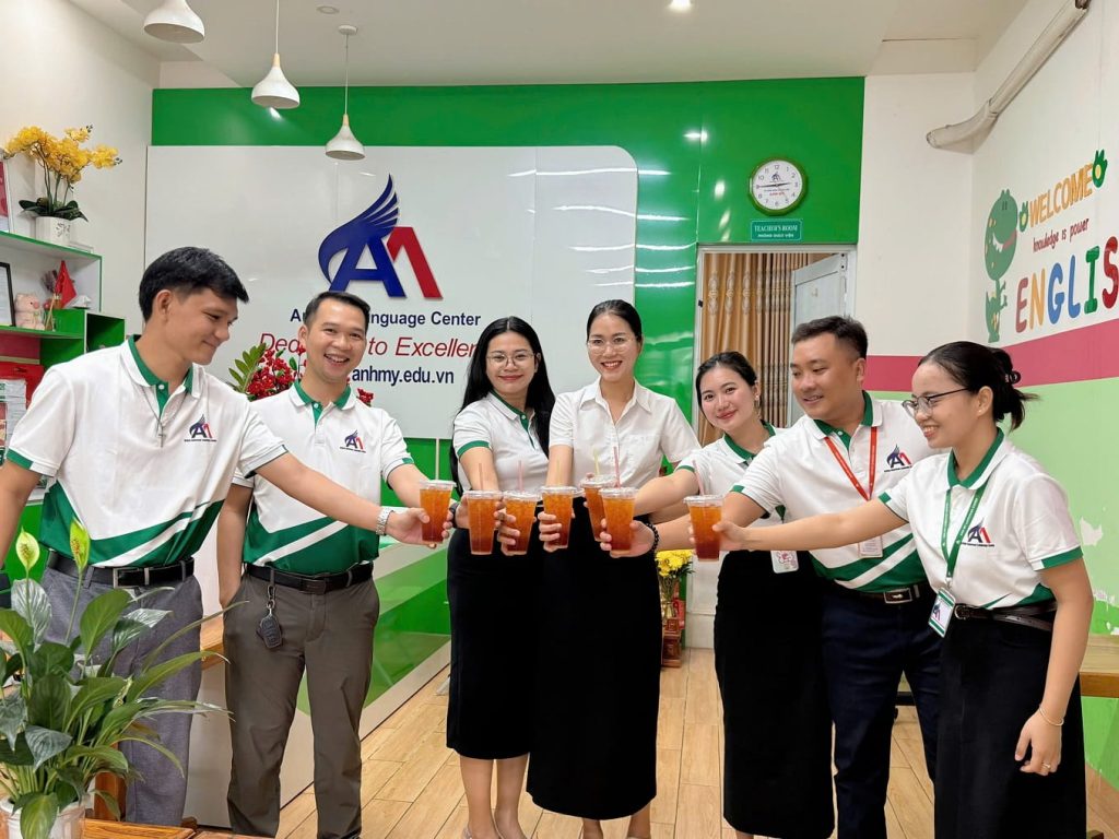 Hình 9: Các thầy cô cùng "cheer" chào mừng thành viên mới"