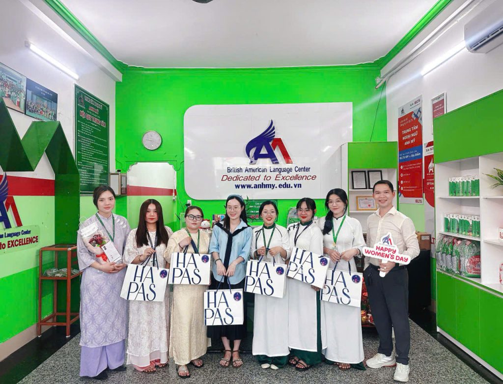 Hình 6: Tặng quà cho tập thể nhân viên - giáo viên Anh Mỹ Châu Phú