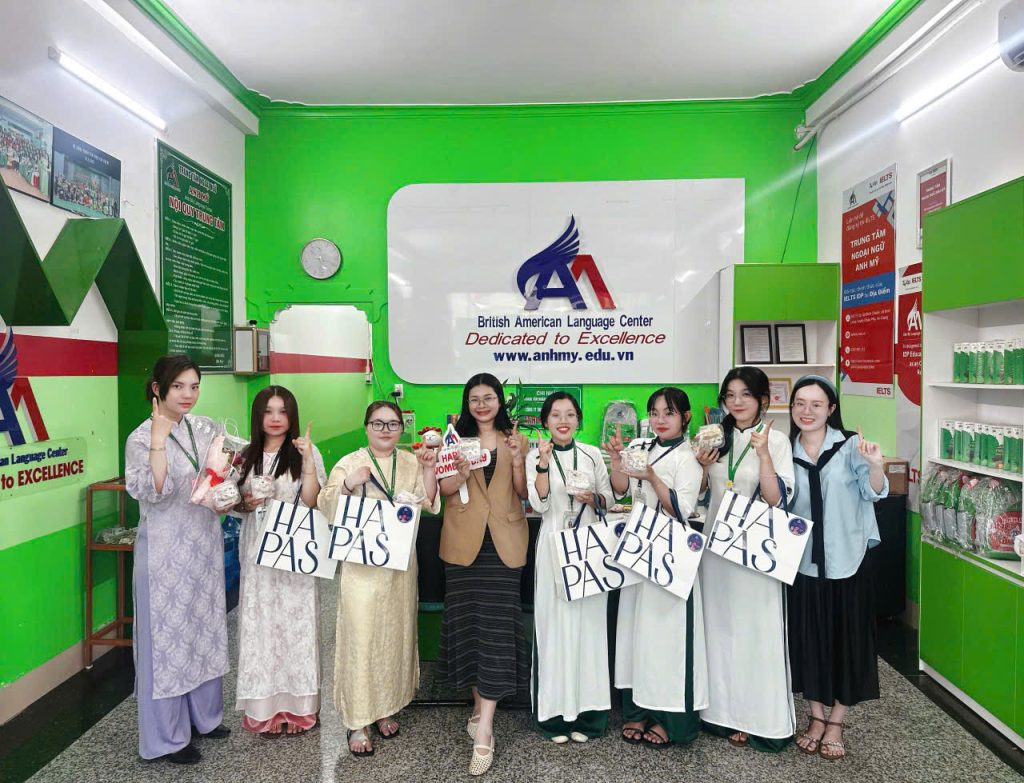 Hình 7: Tập thể cùng chụp ảnh lưu niệm