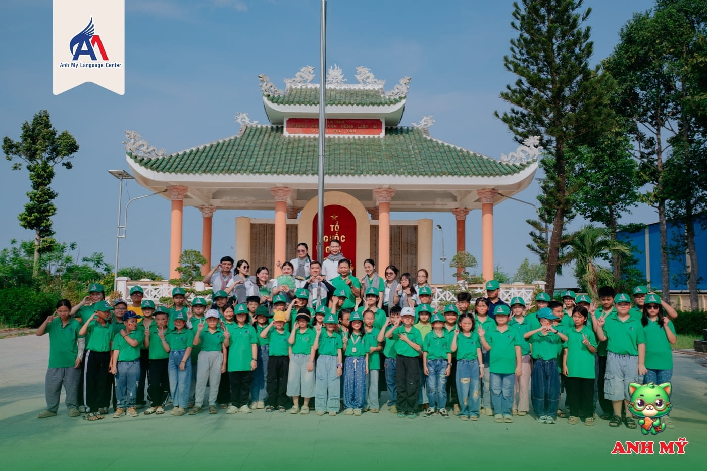 Tập thể Anh Mỹ Phú Tân chụp ảnh lưu niệm tại khu tưởng niệm