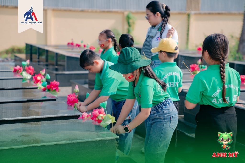 Thành kính dâng hương tại phần mộ các anh hùng liệt sĩ