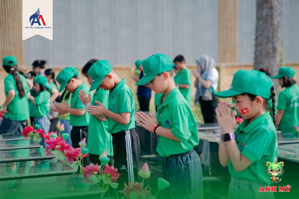 Khoảnh khắc lắng đọng – Các em học viên tưởng niệm và tri ân