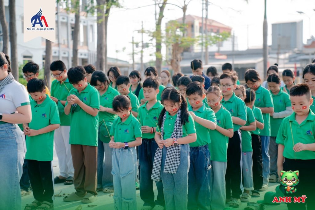 Dâng hương tưởng niệm – Khởi đầu hành trình tri ân đầy ý nghĩa của thầy và trò Trung Tâm Ngoại Ngữ Anh Mỹ - cơ sở Phú Tân