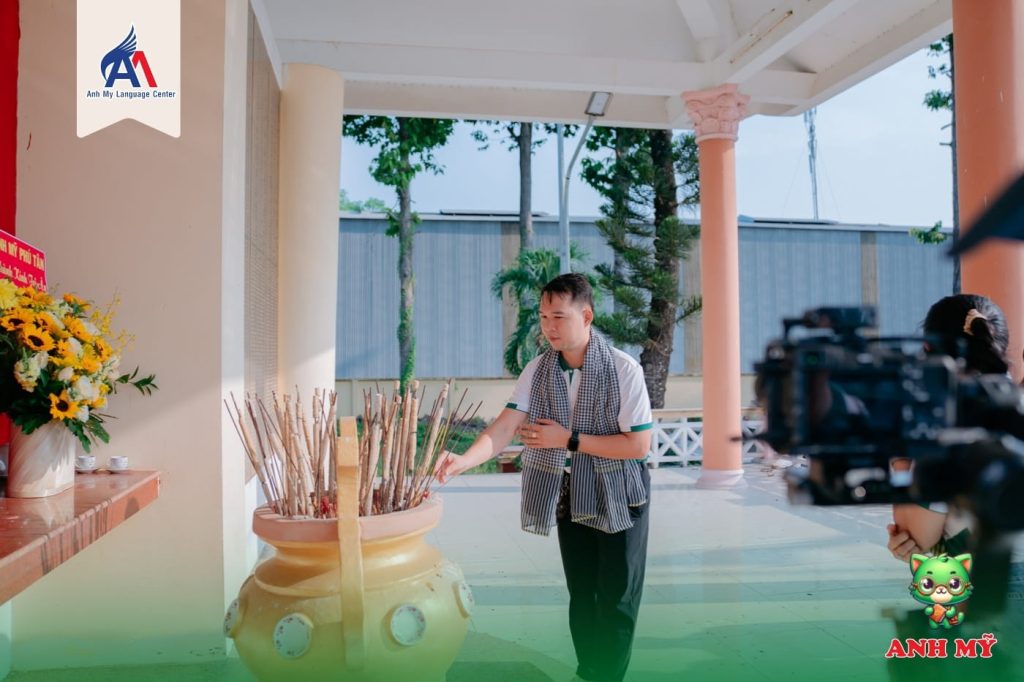 Thầy Trần Ngọc Quí dâng hương tưởng niệm các anh hùng liệt sĩ