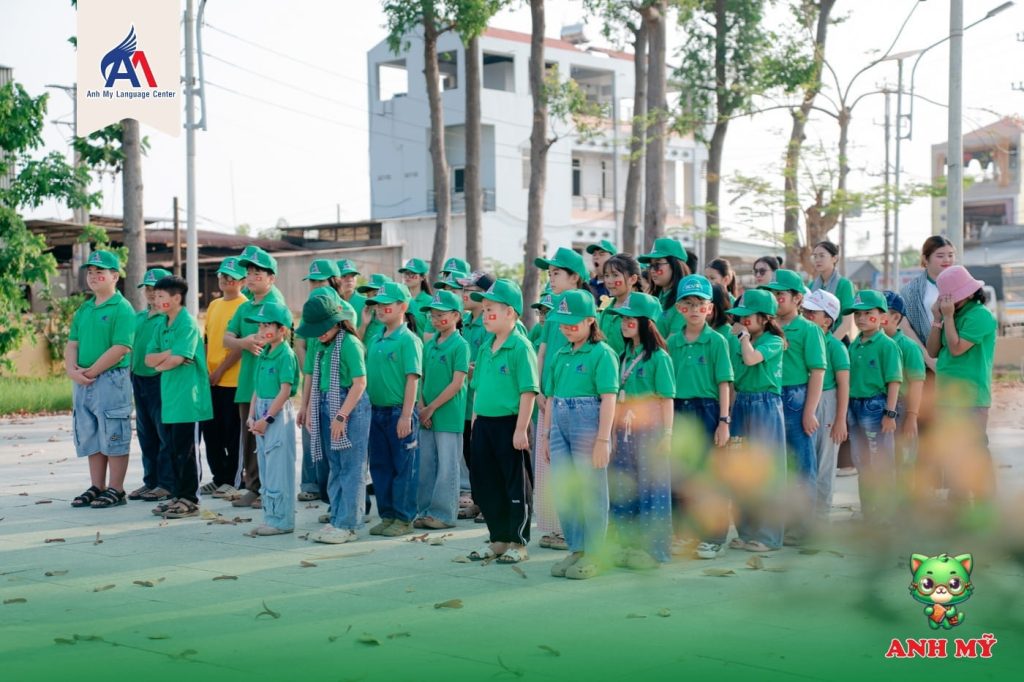 Học viên Trung Tâm Ngoại Ngữ Anh Mỹ trang nghiêm tập trung trước giờ làm lễ