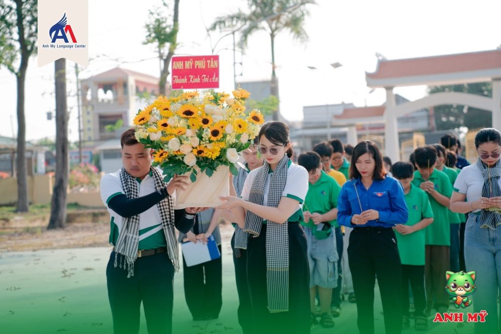 Đại diện Trung Tâm Ngoại Ngữ Anh Mỹ chuẩn bị hoa tươi, thành kính dâng lên các anh hùng liệt sĩ