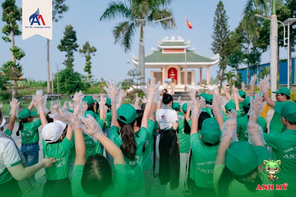 Khoảnh khắc đồng lòng – Các em học viên giơ tay hưởng ứng hoạt động ý nghĩa