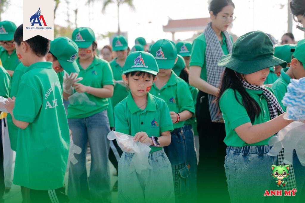 Chuẩn bị dụng cụ dọn dẹp khu nghĩa trang liệt sĩ