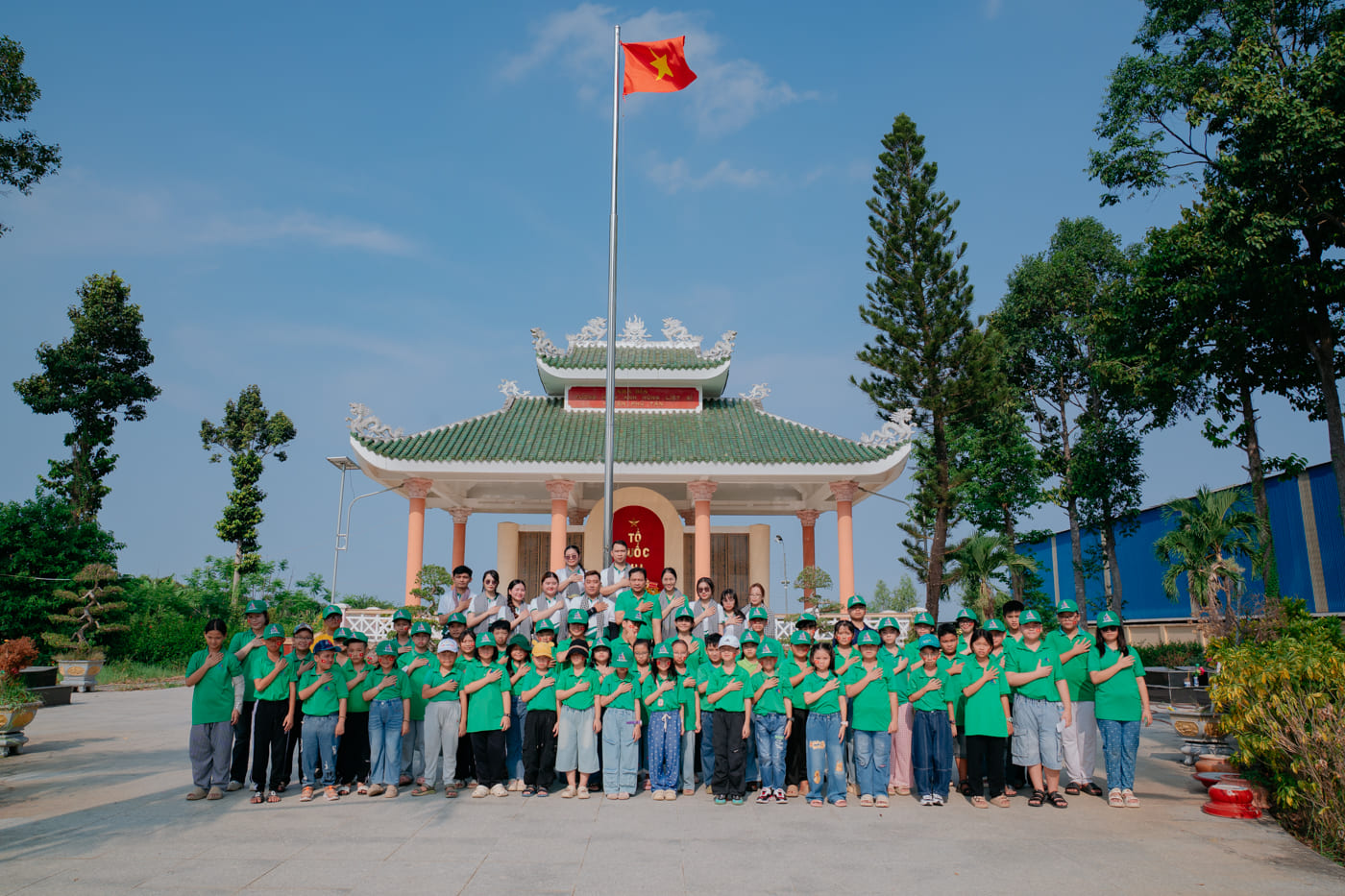 Hoạt động ngoại khóa tại nghĩa trang liệt sĩ Phú Tân, An Giang
